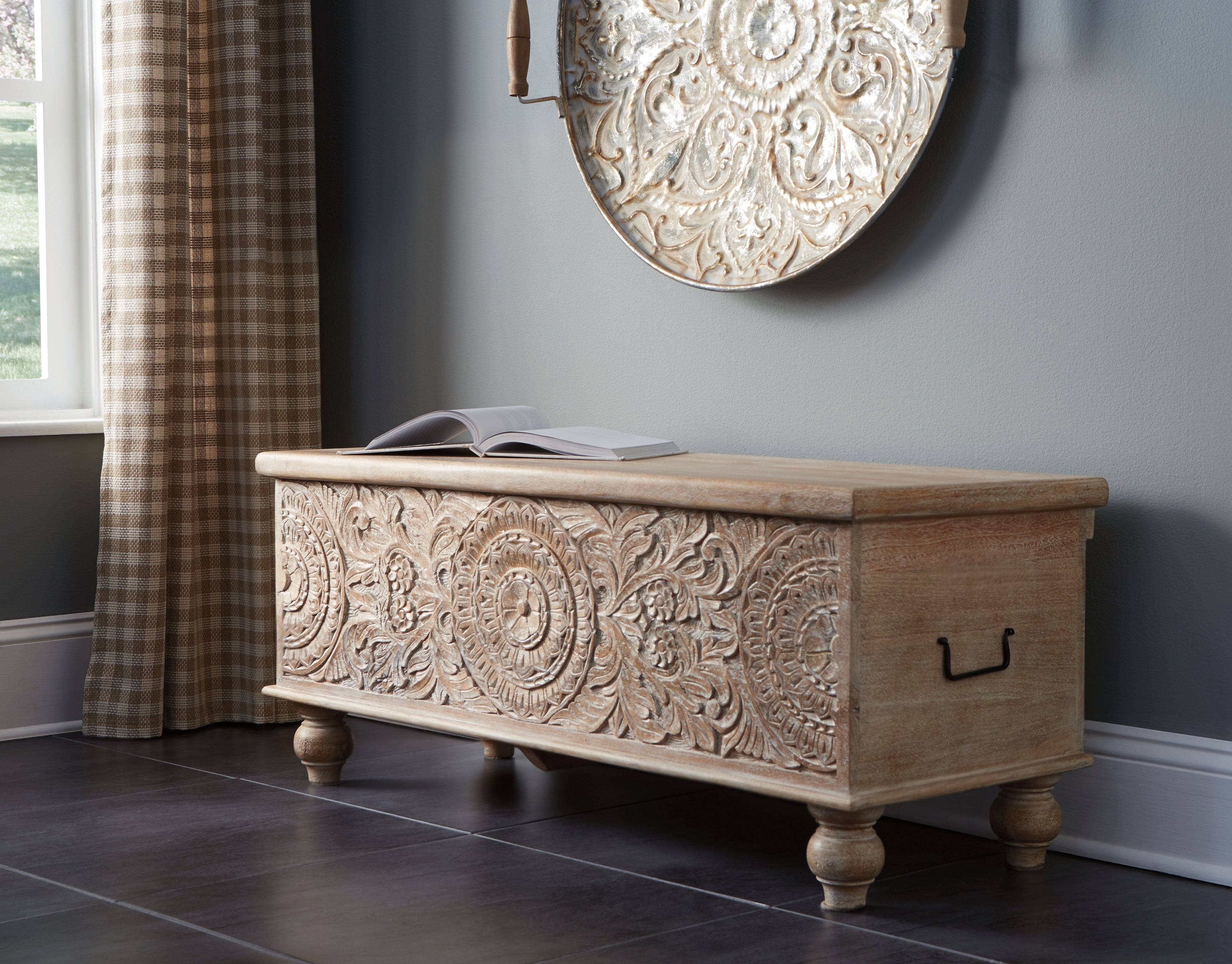 Fossil Ridge Carved Storage Bench – Antique White